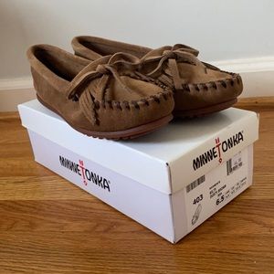 Minnetonka Kilty Hard Sole Size 6.5